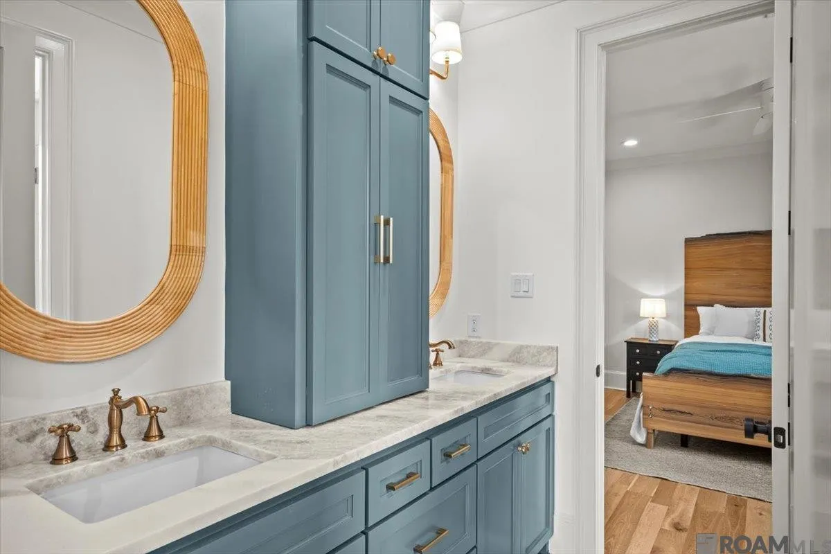 Bath between Suite 02 and Suite 03