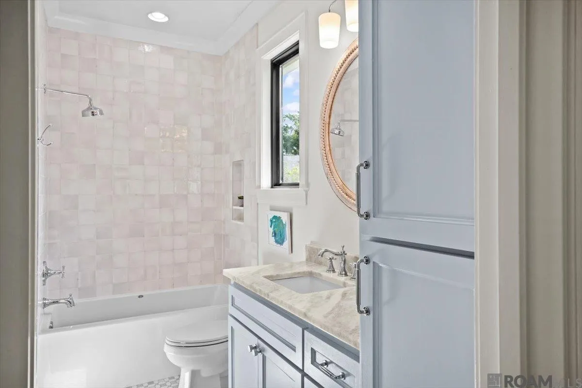 Bath serving Suite 03 and Suite 05