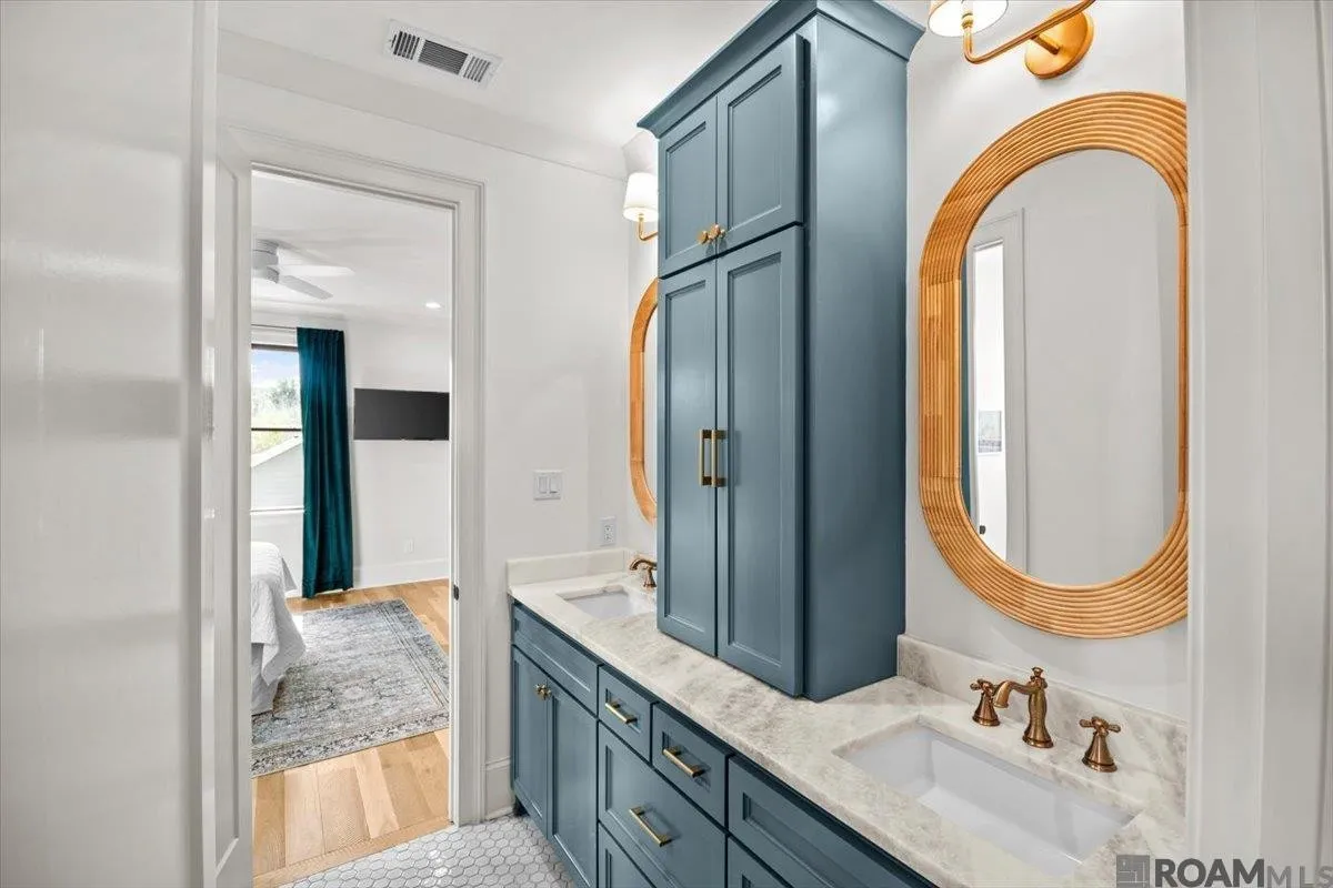 Bath between Suite 02 and Suite 03